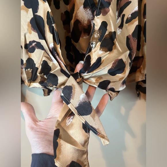 Hayden Los Angeles familial Print Faux Wrap Tie Front Top - Picture 3 of 9